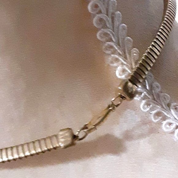 Gold tone mesh 14" choker necklace elegant - Picture 3 of 3